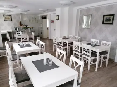 Ein Restaurant oder anderes Speiselokal in der Unterkunft Pension Unikum Waldheim