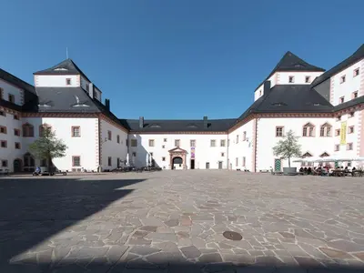 Das Gebäude in dem sich das Ferienhaus befindet