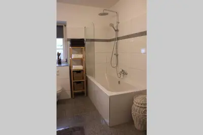 Ein Badezimmer in der Unterkunft Zentralgelegene 4-Raum Ferienwohnung bis 8 Pers.