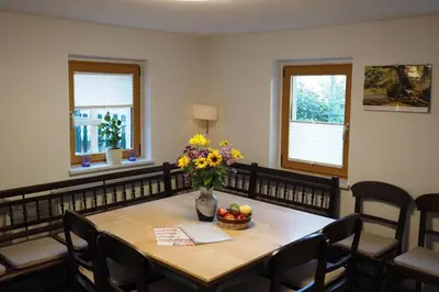 Ein Sitzbereich in der Unterkunft Haus Felsental
