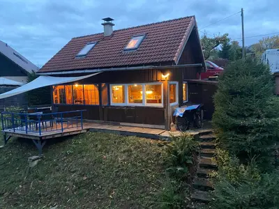 Das Gebäude in dem sich das Ferienhaus befindet