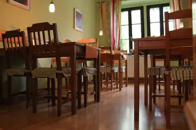 Ein Restaurant oder anderes Speiselokal in der Unterkunft Hostel Louise 20