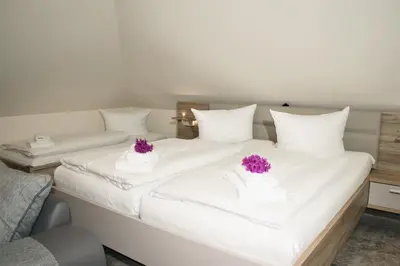 Ein Bett oder Betten in einem Zimmer der Unterkunft Hotel am Waldschlösschen - Brauhaus
