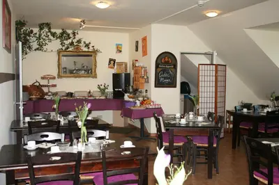 Ein Restaurant oder anderes Speiselokal in der Unterkunft Hotel am Waldschlösschen - Brauhaus
