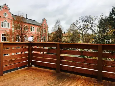 Ein Balkon oder eine Terrasse in der Unterkunft Pension & Restaurant Zu den Linden Radebeul