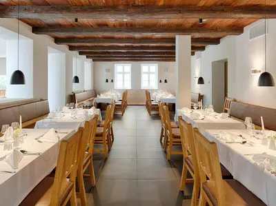 Ein Restaurant oder anderes Speiselokal in der Unterkunft Hotel Elbresidenz an der Therme