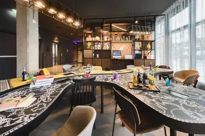 Ein Restaurant oder anderes Speiselokal in der Unterkunft Moxy Dresden Neustadt