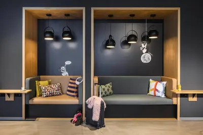 Ein Sitzbereich in der Unterkunft Moxy Dresden Neustadt