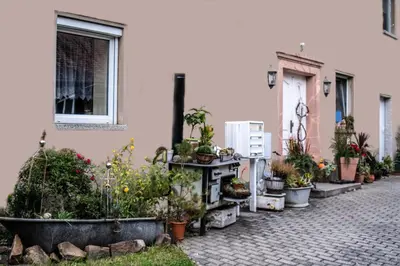 Ein Garten an der Unterkunft Pension Muldental Großbothen