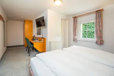 Ein Bett oder Betten in einem Zimmer der Unterkunft Hotel Sonne