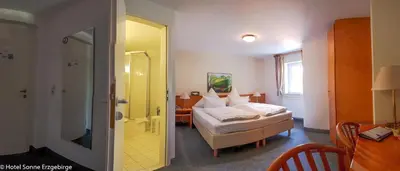 Ein Bett oder Betten in einem Zimmer der Unterkunft Hotel Sonne
