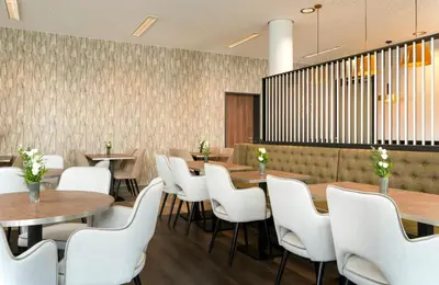 Ein Restaurant oder anderes Speiselokal in der Unterkunft Leonardo Hotel Dresden Altstadt