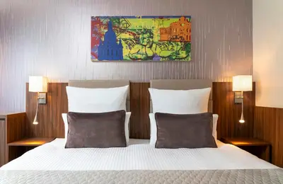 Ein Bett oder Betten in einem Zimmer der Unterkunft Leonardo Hotel Dresden Altstadt