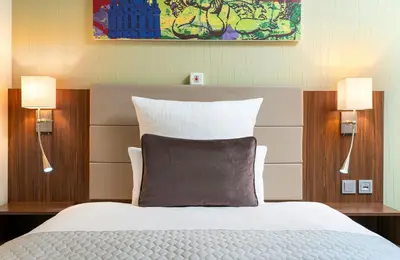 Ein Bett oder Betten in einem Zimmer der Unterkunft Leonardo Hotel Dresden Altstadt