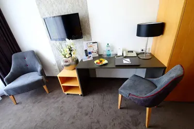 Ein Sitzbereich in der Unterkunft rugs Hotel am Schlosspark Lichtenwalde