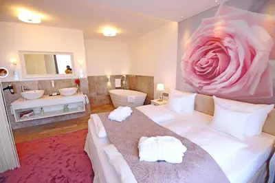 Ein Bett oder Betten in einem Zimmer der Unterkunft rugs Hotel am Schlosspark Lichtenwalde