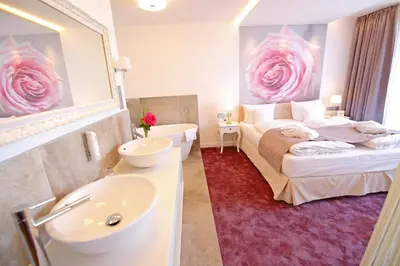 Ein Bett oder Betten in einem Zimmer der Unterkunft rugs Hotel am Schlosspark Lichtenwalde