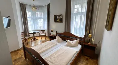 Ein Bett oder Betten in einem Zimmer der Unterkunft Hotel Zu den Linden