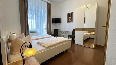Ein Bett oder Betten in einem Zimmer der Unterkunft Hotel Zu den Linden