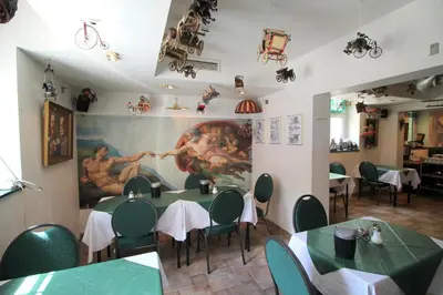 Ein Restaurant oder anderes Speiselokal in der Unterkunft Hotel Zu den Linden