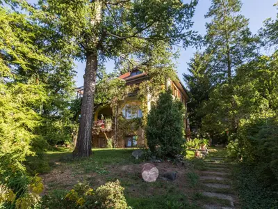 Ein Garten an der Unterkunft Ferienwohnung Dresden-Pillnitz - Elbhang-Villa - 