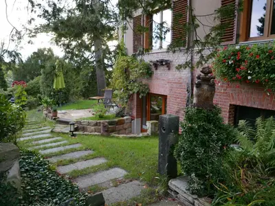 Ein Garten an der Unterkunft Ferienwohnung Dresden-Pillnitz - Elbhang-Villa - 