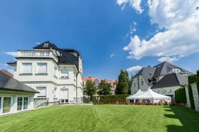 Ein Garten an der Unterkunft Hotel Villa am Waldschlösschen