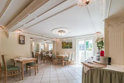 Ein Restaurant oder anderes Speiselokal in der Unterkunft Hotel Villa am Waldschlösschen