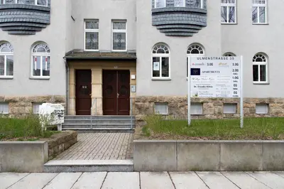 Eine Fassade oder ein Eingang zu Kaßberg Apartment im Retro-Stil / Netflix & WIFI