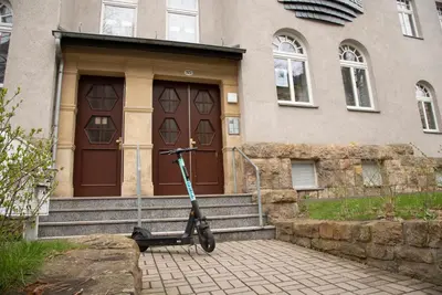 Eine Fassade oder ein Eingang zu Kaßberg Apartment im Retro-Stil / Netflix & WIFI
