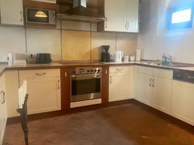 Küche/Küchenzeile in der Unterkunft Ausgefallenes Ferienhaus WAFFENKAMMER im Rittergut Leppersdorf für 7 Personen