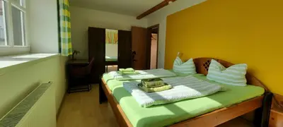 Ein Bett oder Betten in einem Zimmer der Unterkunft dresdnerferienwohnung - apartment am großen garten