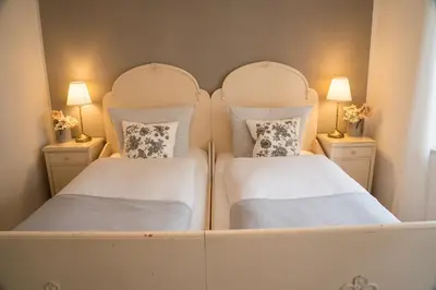 Ein Bett oder Betten in einem Zimmer der Unterkunft Urlaubsfreude Biedermann Haus Blumenglück - Rose