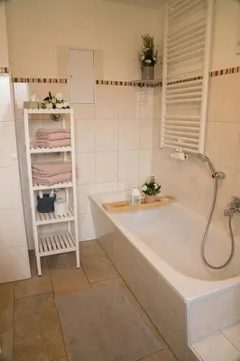 Ein Badezimmer in der Unterkunft Urlaubsfreude Biedermann Haus Blumenglück - Rose
