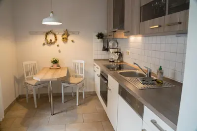 Küche/Küchenzeile in der Unterkunft Urlaubsfreude Biedermann Haus Blumenglück - Rose