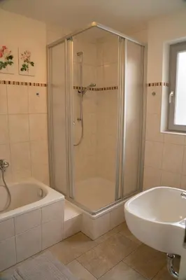 Ein Badezimmer in der Unterkunft Urlaubsfreude Biedermann Haus Blumenglück - Rose
