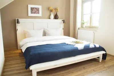 Ein Bett oder Betten in einem Zimmer der Unterkunft Urlaubsfreude Biedermann Haus Blumenglück - Hortensie
