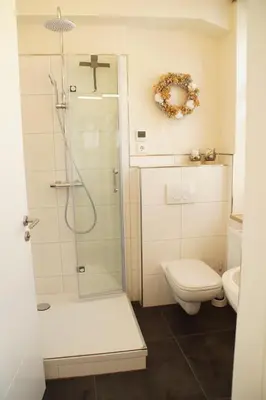 Ein Badezimmer in der Unterkunft Urlaubsfreude Biedermann Haus Blumenglück - Hortensie