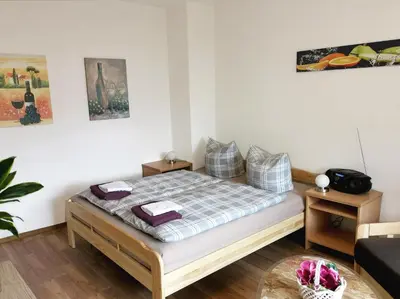 Ein Bett oder Betten in einem Zimmer der Unterkunft Ferien-und Gästewohnung Radebeul