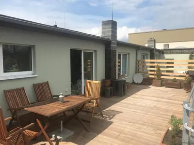 Ein Balkon oder eine Terrasse in der Unterkunft Dachterrassen Idylle über den Dächern Dresdens