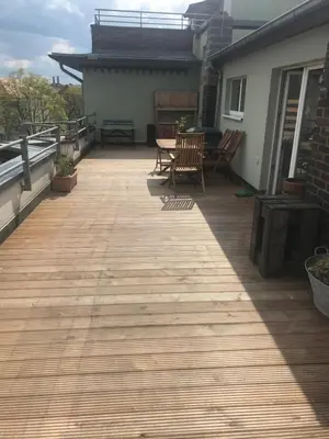 Ein Balkon oder eine Terrasse in der Unterkunft Dachterrassen Idylle über den Dächern Dresdens