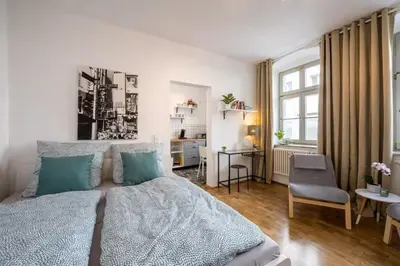 Ein Bett oder Betten in einem Zimmer der Unterkunft Altstadtwohnung in TOP-Lage nähe Zwinger (App2)