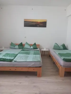Ein Bett oder Betten in einem Zimmer der Unterkunft Ferienwohnung Waldblick mit Balkon