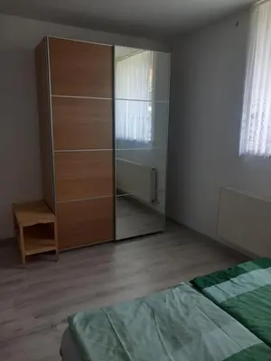 Ein Bett oder Betten in einem Zimmer der Unterkunft Ferienwohnung Waldblick mit Balkon