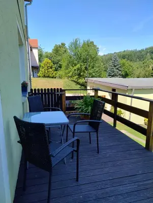Ein Balkon oder eine Terrasse in der Unterkunft Ferienwohnung Waldblick mit Balkon
