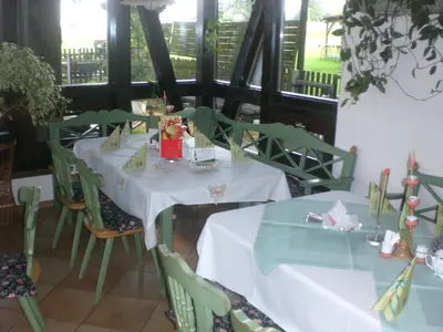 Ein Restaurant oder anderes Speiselokal in der Unterkunft Hotel Gasthof zur Linde