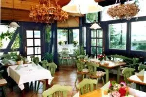 Ein Restaurant oder anderes Speiselokal in der Unterkunft Hotel Gasthof zur Linde