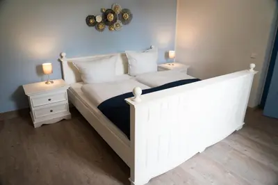 Ein Bett oder Betten in einem Zimmer der Unterkunft Urlaubsfreude Biedermann Haus Glücksstein Ferienwohnung Aquamarin