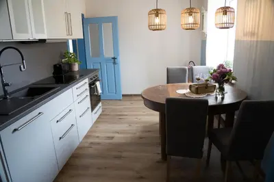 Küche/Küchenzeile in der Unterkunft Urlaubsfreude Biedermann Haus Glücksstein Ferienwohnung Aquamarin