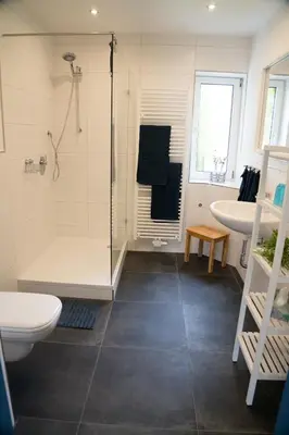 Ein Badezimmer in der Unterkunft Urlaubsfreude Biedermann Haus Glücksstein Ferienwohnung Aquamarin